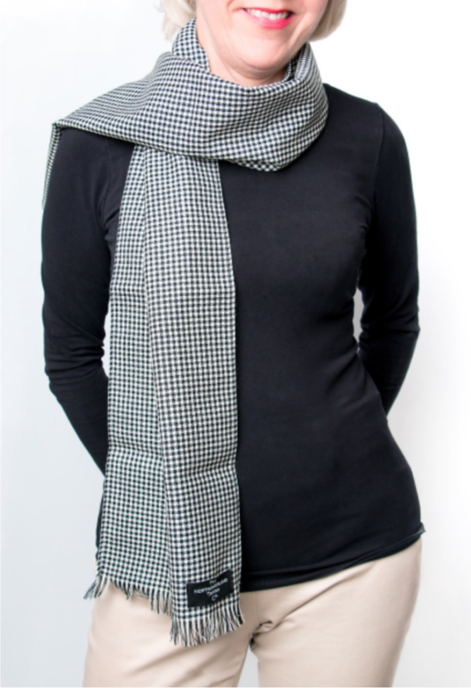 SHORT FINE WOOL SCARF